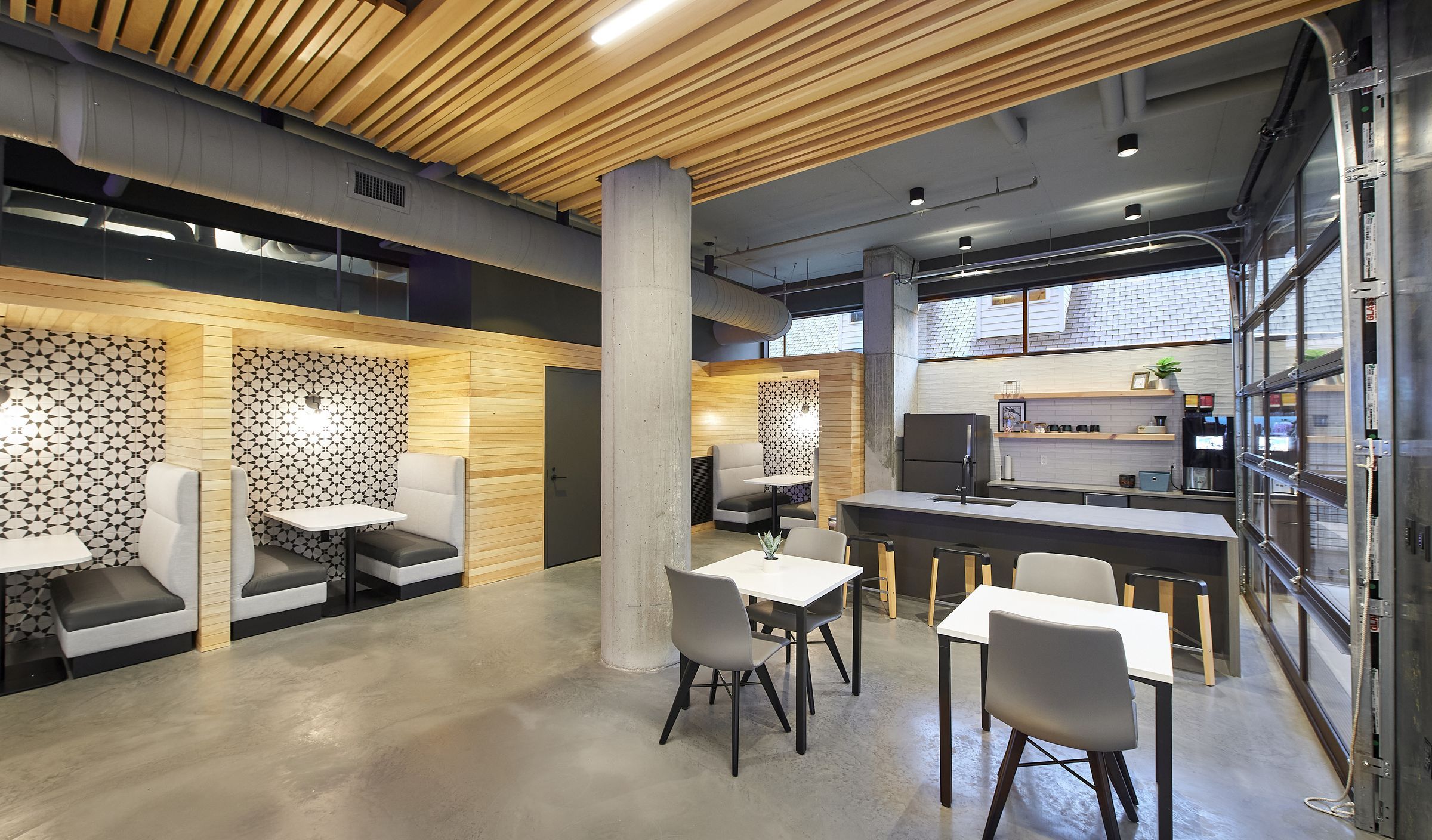 VERVE St. Louis community kitchen area with individual booths along the wall and a large community kitchen