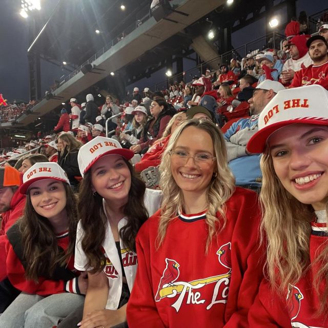 STL GAME DAY!! ⚾️🧢
Cardinals game with friends? SAY LESS!! 

Check out our website to secure a 4 bedroom spot for the fall!!

#roomies #verve #stl #cardinals #baseball #4bed #goals