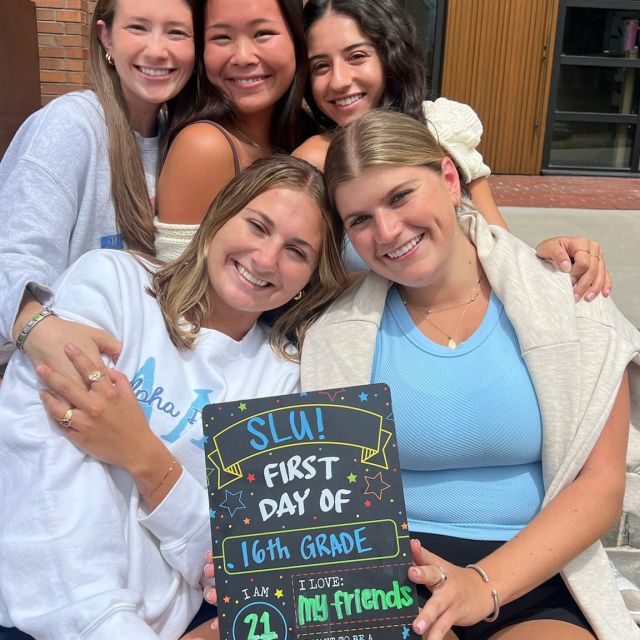 🎥A day in the life of a VERVE St. Louis resident @charlotteschoen — living her best life as a senior interning for the St. Louis Blues ✨ With the blues now down 2-3 in the series, we’re rallying for a big win in Game 6 tomorrow! Let’s go Blues!💙🏒 #VerveSTL #LGB #StLouisBlues #GameDayVibes #DayInTheLife
