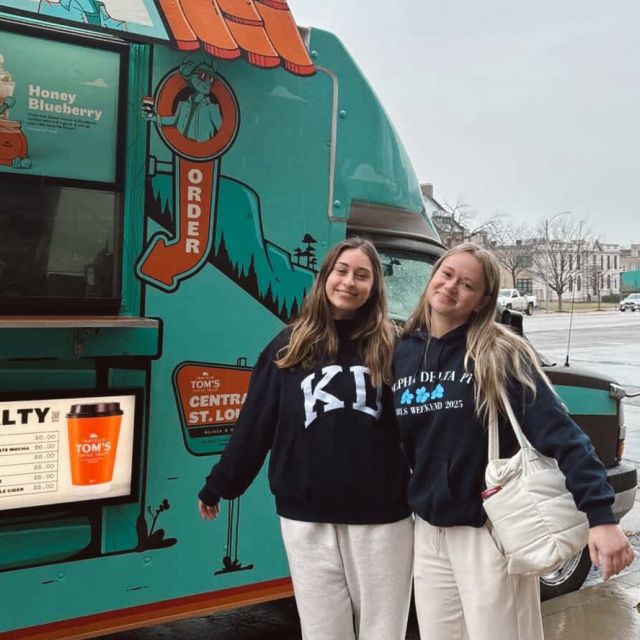 @travelintomscoffee did not disappoint! 

Rain or shine, we have a great time at VERVE STL☔️☕️

#travelintomscoffeetruck #midtermsfuel #vervestl #rainydayvibes #midtown